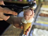 Praca w lodziarni nad morzem w Dźwirzynie